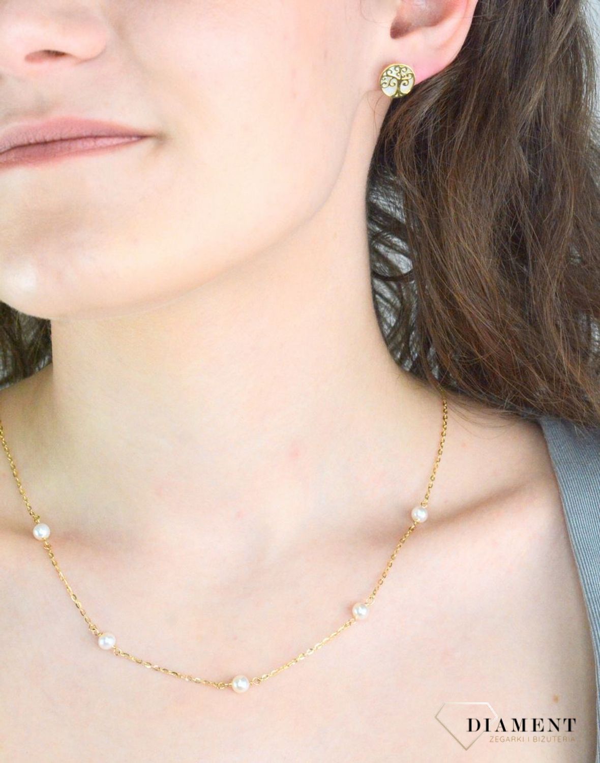 Naszyjnik złoty z perełkami pr 585, D0GM10805 N Złoty naszyjnik 585 celebrytka z pięcioma małymi perełkami. Niezwykły blask szlachetnego kruszcu zamknięty w wyjątkowej formie.1.jpg